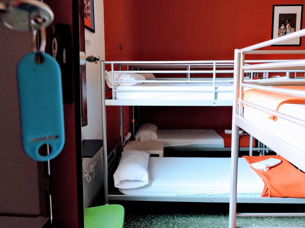 Feetup Home Backpackers Валенсия Экстерьер фото